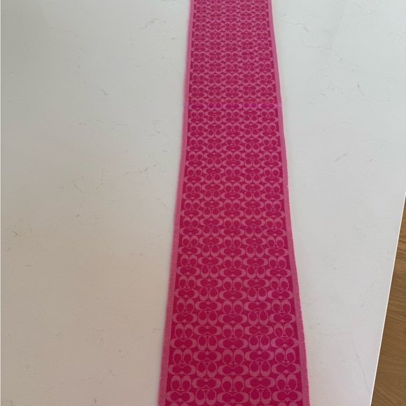 Coach Signature C Scarf - pink - Picture 3 of 3